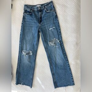 Zara medium wash jeans. Distressed, raw edge
HIGH WAIST - WIDE LEG - FULL LENGTH